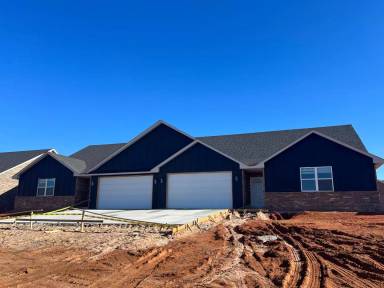 Main picture of 2556 N Main St