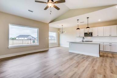 Main picture of 1025 Long Path St