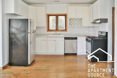 Main picture of 817 N Milwaukee Ave