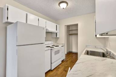 Main picture of 9038 N Central St