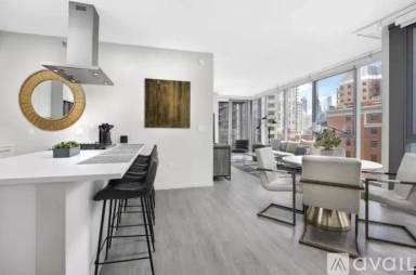 Main picture of 10 E Huron St