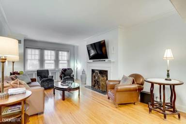 Main picture of 202 E Walton Pl