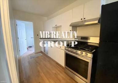 Main picture of 525 E 3rd St