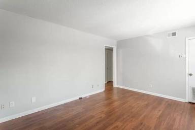 Main picture of 2414 Lyndon Ave
