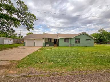 Main picture of 1702 N Market Ave