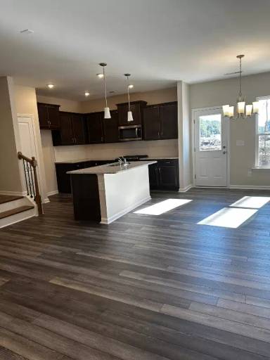 Main picture of 1014 Crater Lake Way