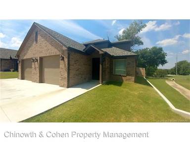 Main picture of 1 W 32nd Ct