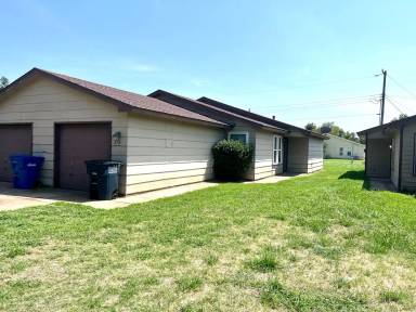 Main picture of 2115 W Oak Ave