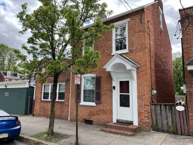 Main picture of 40 S 4th St