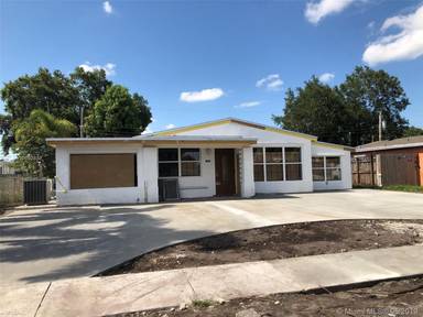 Main picture of 6841 Simms St