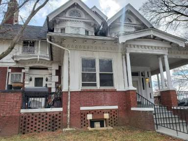 Main picture of 105 E Hillcrest Rd