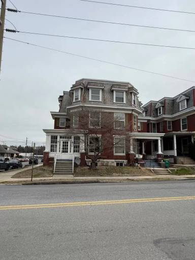 Main picture of 49 W Commerce St