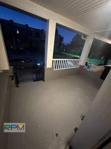 Main picture of 2414 Baker St