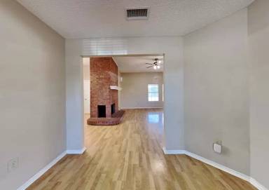 Main picture of 911 Teakwood Ln
