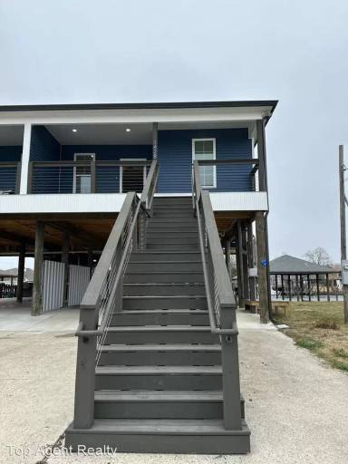 Main picture of 142 Lakeview Dr