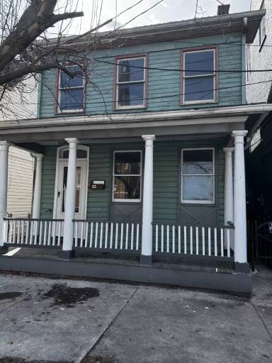 Main picture of 225 W Martin St