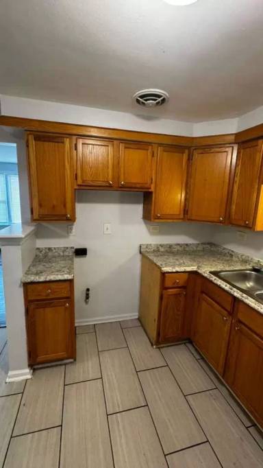 Main picture of 8956 S Escanaba Ave