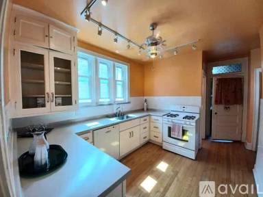 Main picture of 5912 N Washtenaw Ave