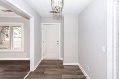 Main picture of 1240 Oakcrest Dr