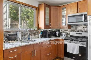 Main picture of 483 Broadway