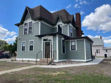 Main picture of 133 S Prairie Ave