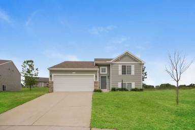 Main picture of 1335 Sturgeon Pt