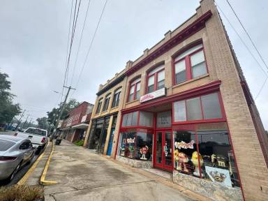 Main picture of 104 S Main St