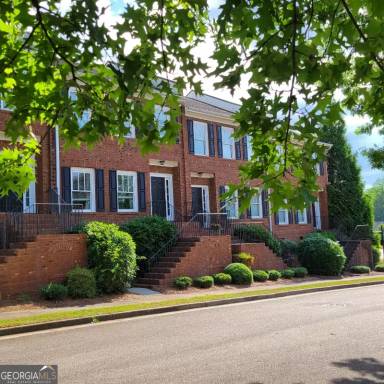 Main picture of 1121 Surrey Ln
