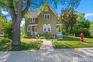Main picture of 108 Green Bay Rd