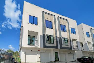 Main picture of University Oaks