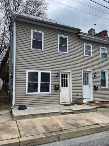 Main picture of 219 S 5th St