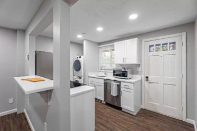 Main picture of 360 Thames St