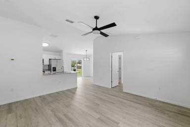 Main picture of 870 NW 69th St