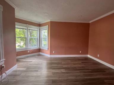 Main picture of 108 2nd St NE
