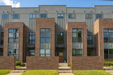 Main picture of 1069 E Trinity Ln