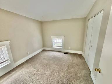Main picture of 119 E Oak St