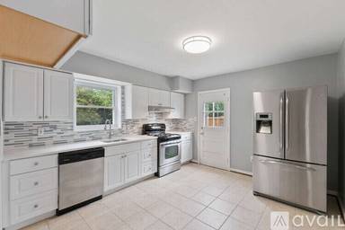 Main picture of 700 N Pelham St