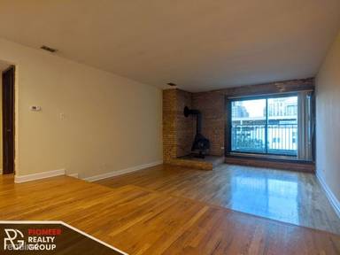 Main picture of 1220 N La Salle Dr