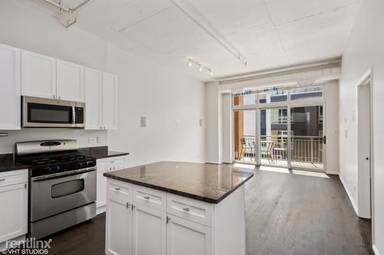 Main picture of Residences at 950 W Monroe