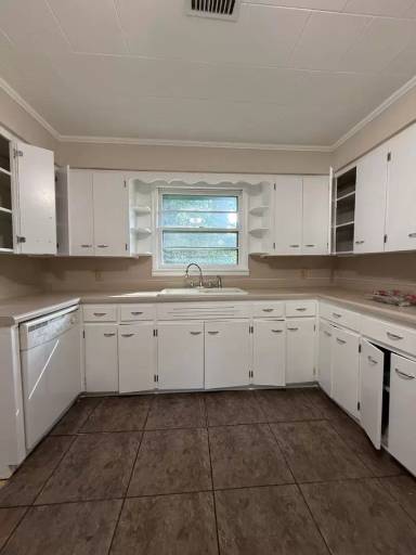 Main picture of 1104 S Gee St