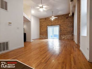 Main picture of 2047 N Hoyne Ave