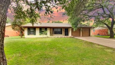Main picture of 1403 Village Dr