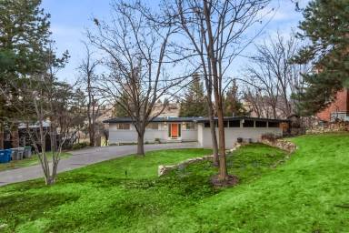 Main picture of 320 E Curling Dr