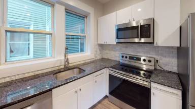 Main picture of 90 Bristol St