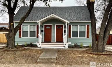 Main picture of 615 S Elm St