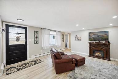 Main picture of 26 N Aurora Rd