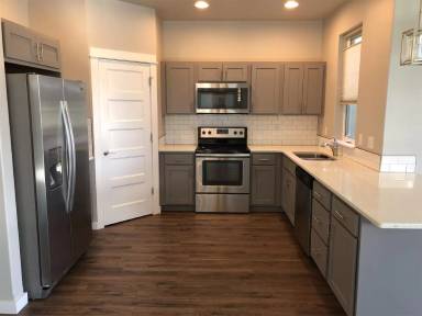 Main picture of 572 N Laurel Pkwy