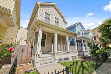 Main picture of 1053 W 16th St