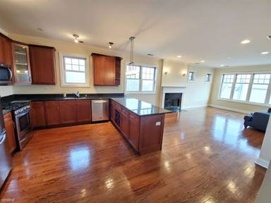 Main picture of 558 E Oakwood Blvd