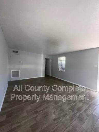 Main picture of 3242 Phyllis St